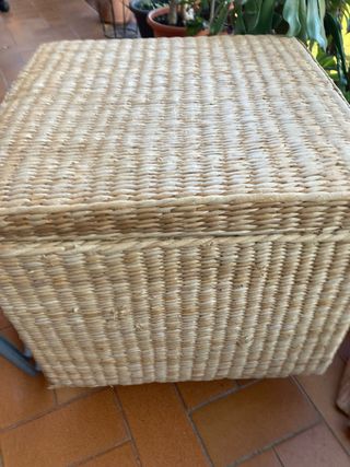 Puf di stoccaggio rivestito con una sorta di vimini