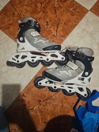 Patines en línea grises