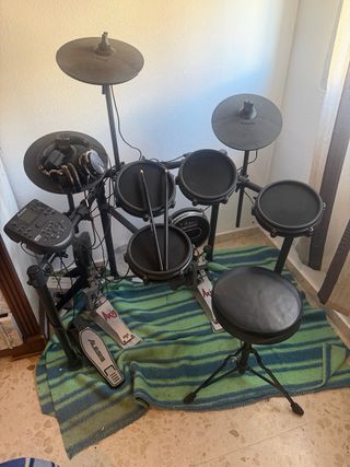 Batería Electrónica Alesis Nitro Mesh Kit