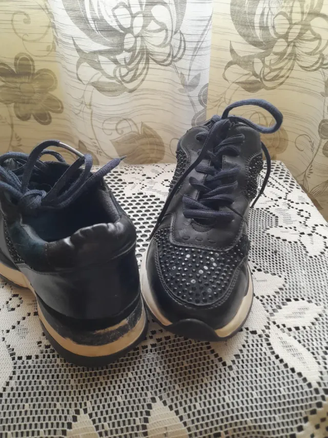 Zapatillas negras con pedrería