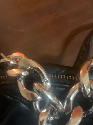 Mochila Stradivarius negra acolchada con cadena