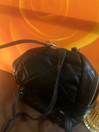 Mochila Stradivarius negra acolchada con cadena