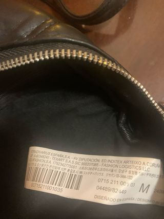 Mochila Stradivarius negra acolchada con cadena