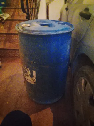 Bidón de plástico azul