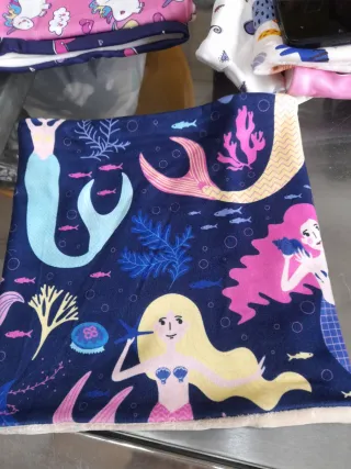 Scaldacollo blu con disegno Sirenetta