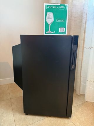 Vinoteca Cave Vinum CV-28-TB(28 botellas) +6 copas