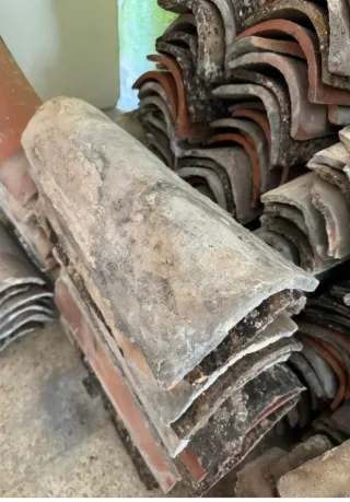 Tejas antiguas de barro.