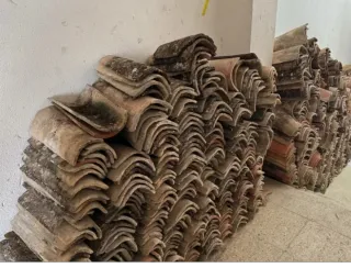 Tejas antiguas de barro.