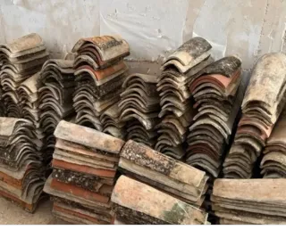 Tejas antiguas de barro.