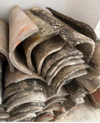 Tejas antiguas de barro.