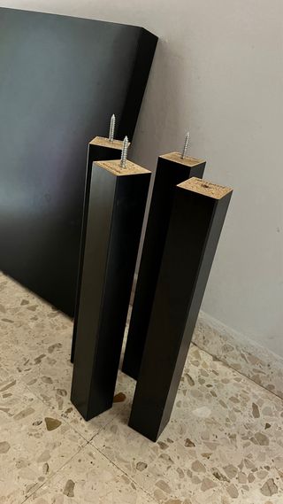 Mesa auxiliar negra y patas de madera