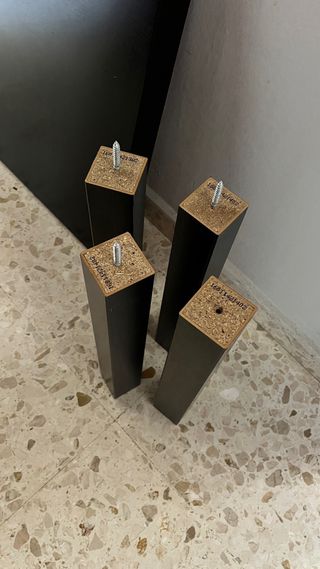 Mesa auxiliar negra y patas de madera