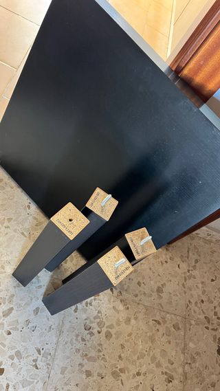 Mesa auxiliar negra y patas de madera