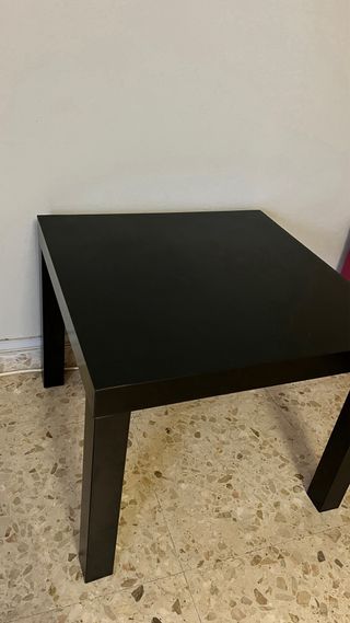 Mesa auxiliar negra y patas de madera