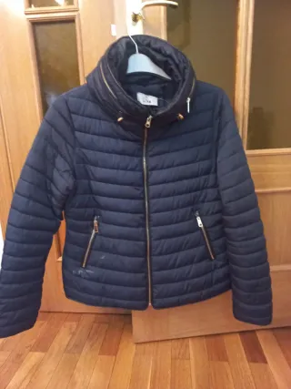 Anorak azul acolchado con capucha incorporada