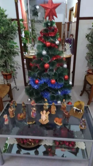 Árbol de Navidad verde y rojo