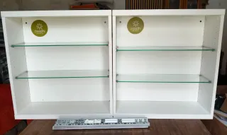 Dos estanterías blancas con baldas de cristal