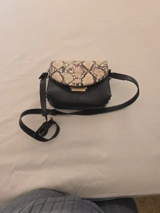 Bolso pequeño Parfois estampado serpiente