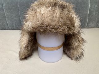 Gorro efecto pelo con orejeras beige y marrón