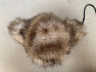 Gorro efecto pelo con orejeras beige y marrón