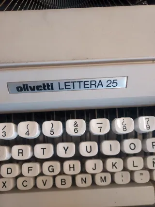 Máquina de escribir Olivetti Lettera 25