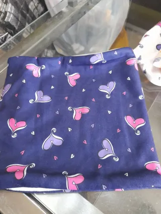 Scaldacollo blu con cuori viola e rosa