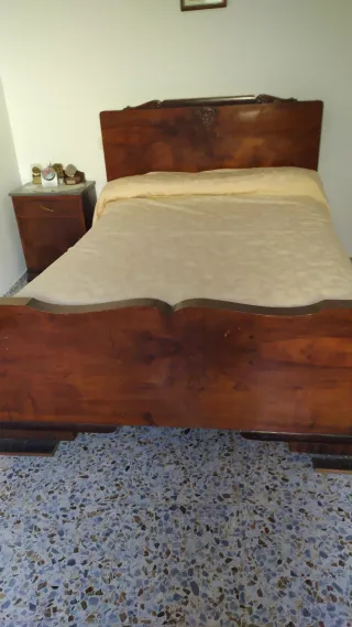 Cama de madera y mesita de noche