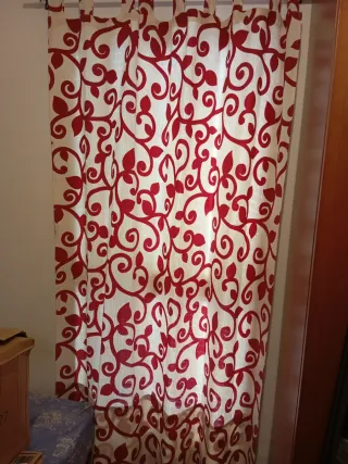 Cortina tela con estampado floral rojo