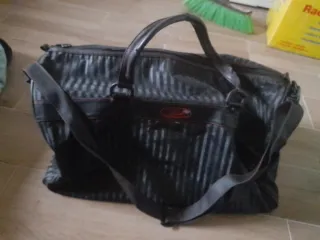 Valigia nera a righe