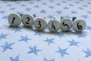 Tiradores de porcelana con números (6 unidades)