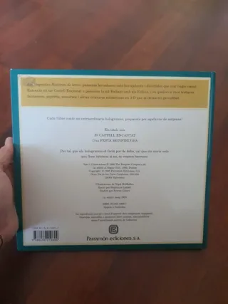 Libro con hologramas en catalan