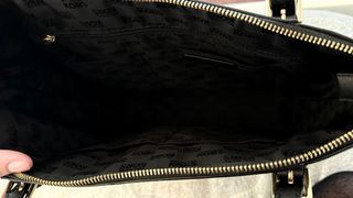 Bolso Michael Kors Negro con Detalles Dorados