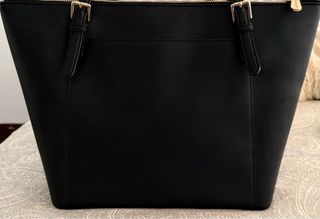 Bolso Michael Kors Negro con Detalles Dorados