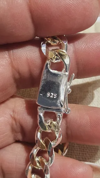 *Pulsera de plata 925 con detalles dorados.