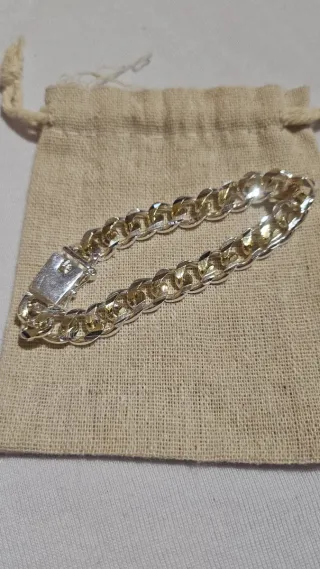*Pulsera de plata 925 con detalles dorados.