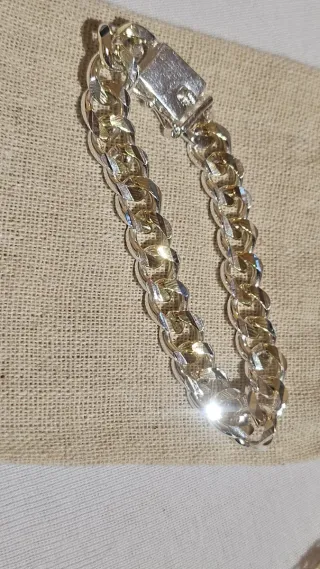 *Pulsera de plata 925 con detalles dorados.