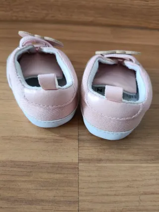 Tenis para bebé color rosa con koala