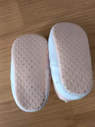 Tenis para bebé color rosa con koala