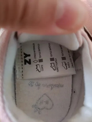 Tenis para bebé color rosa con koala