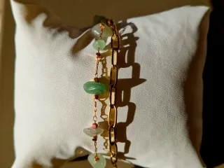Pulsera eslabones dorados y piedras verdes