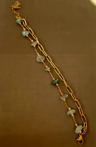 Pulsera eslabones dorados y piedras verdes