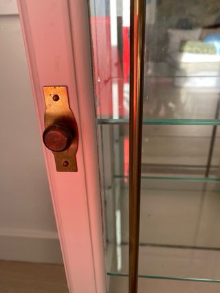 Vitrina con cristales emplomados y madera