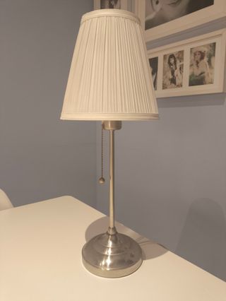 Lámpara de mesa Ikea plateada