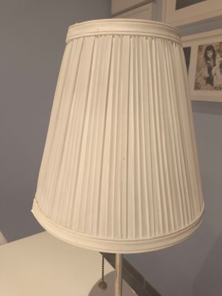 Lámpara de mesa Ikea plateada