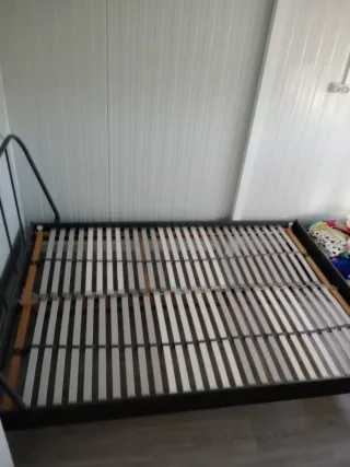Cama Ikea con somier de láminas