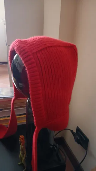 Cappello con sciarpa da annodare, rosso