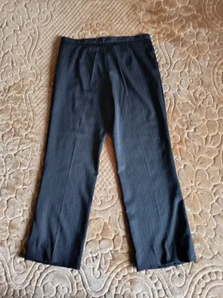 Pantalón de vestir gris con rayas