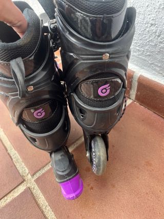 Patines en línea negros y morados