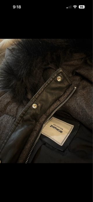 Abrigo acolchado gris con capucha