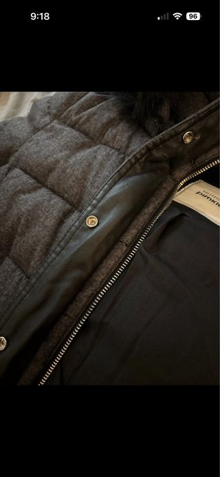 Abrigo acolchado gris con capucha